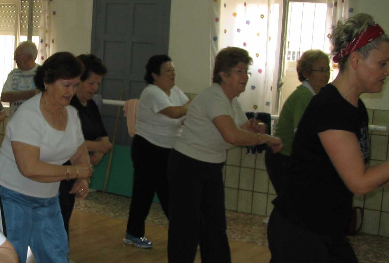 Las personas mayores disfrutan ejercitando